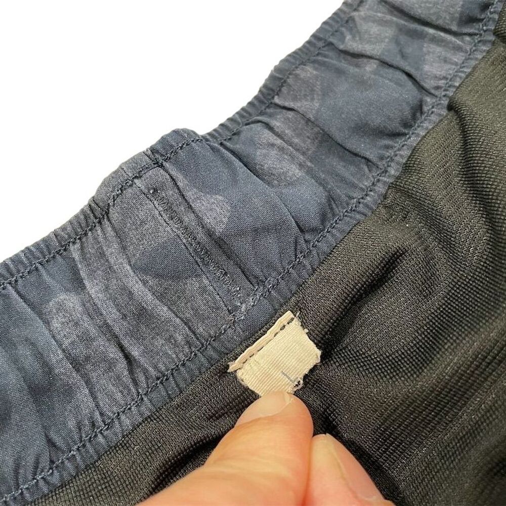 Lululemon Men's Camo Athletic Shorts Size L Navy Running Gym - Picture 3 of 8